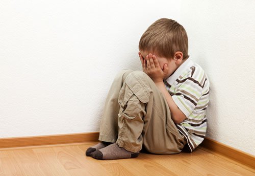Bệnh tự kỷ ở trẻ gây ra do đâu?