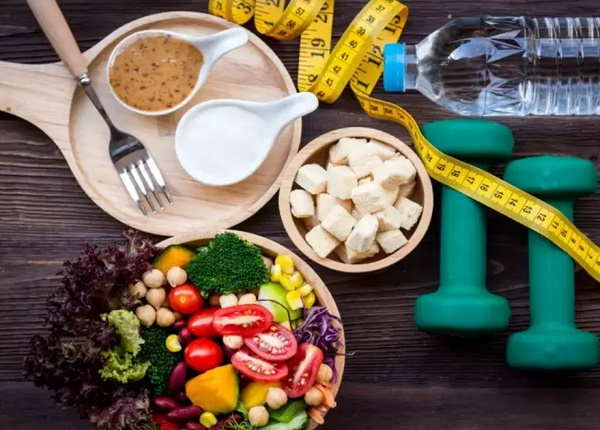 <center><em>Kiểm soát cân nặng người bệnh tuyến giáp cần thay đổi chế độ ăn uống</em></center>