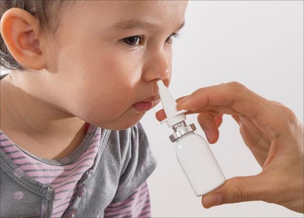 <center><em>Sử dụng thuốc thông mũi cho trẻ cần tuân thủ chỉ định của bác sĩ.</em></center>